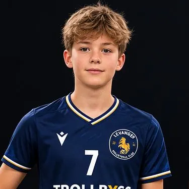 Ung gutt i Levanger-drakt